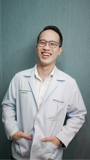 Optometrist Napon Suttidechanai