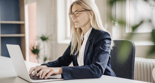 เลนส์สำหรับนั่งทำงานหน้าคอมพิวเตอร์