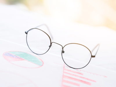 วัสดุกรอบแว่นยอดนิยม เลือกแบบไหนดี? โลหะ vs พลาสติก