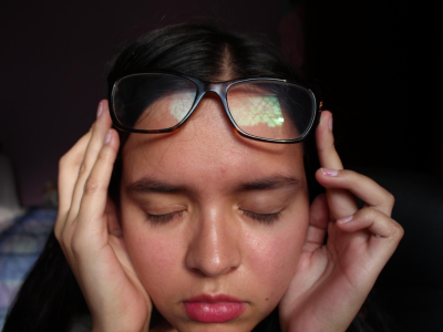 ตาไม่สู้แสง ทำไงดี? เจาะลึกอาการ "แพ้แสง" (Photophobia) สาเหตุและวิธีแก้ฉบับนักทัศนมาตร